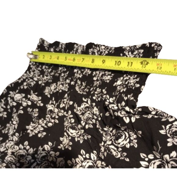 Soho Lady Women's Size Large Black and White Floral Shorts - Picture 3 of 6